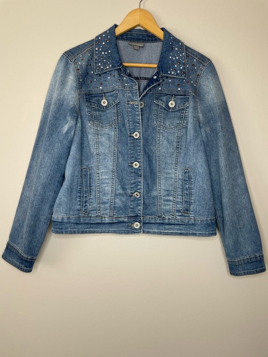 Roz & Ali Jackets & Blazers - Roz & Ali Distressed Blue Denim Trucker Style Jean Jacket Studded Yoke & Collar